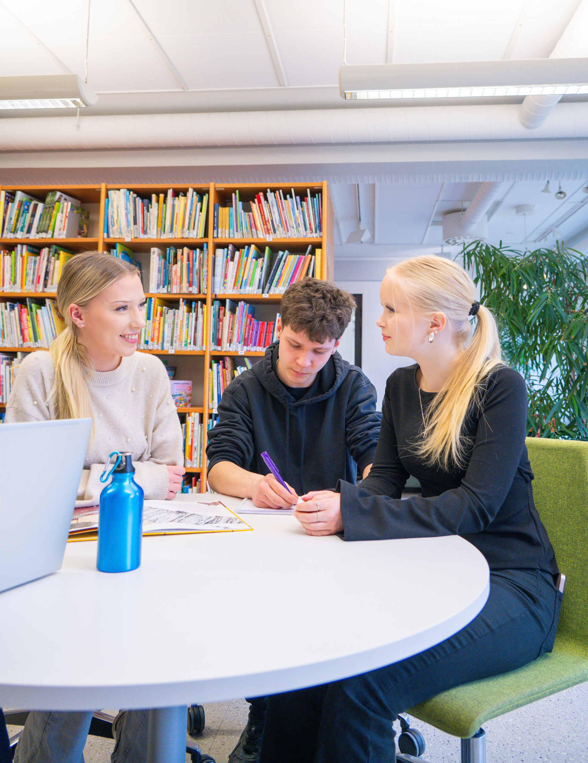 Opiskelijat työskentelevät yhdessä ja keskustelevat oppimisympäristössä.