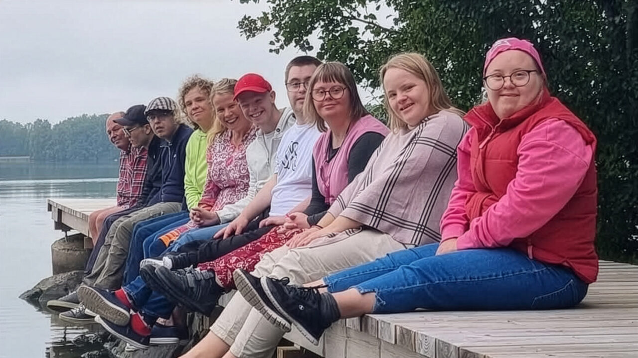 Aino ja Oiva -taidelinjat opiskelijat ryhmäkuvassa Järvenpään kampuksen laiturilla.