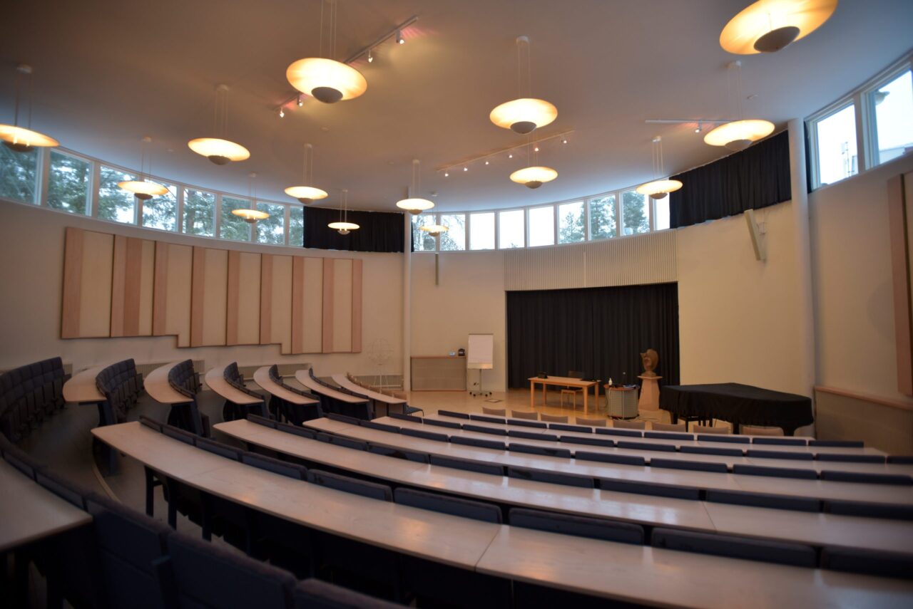 Auditorio, jossa on nouseva katsomo ja esiintymislava.