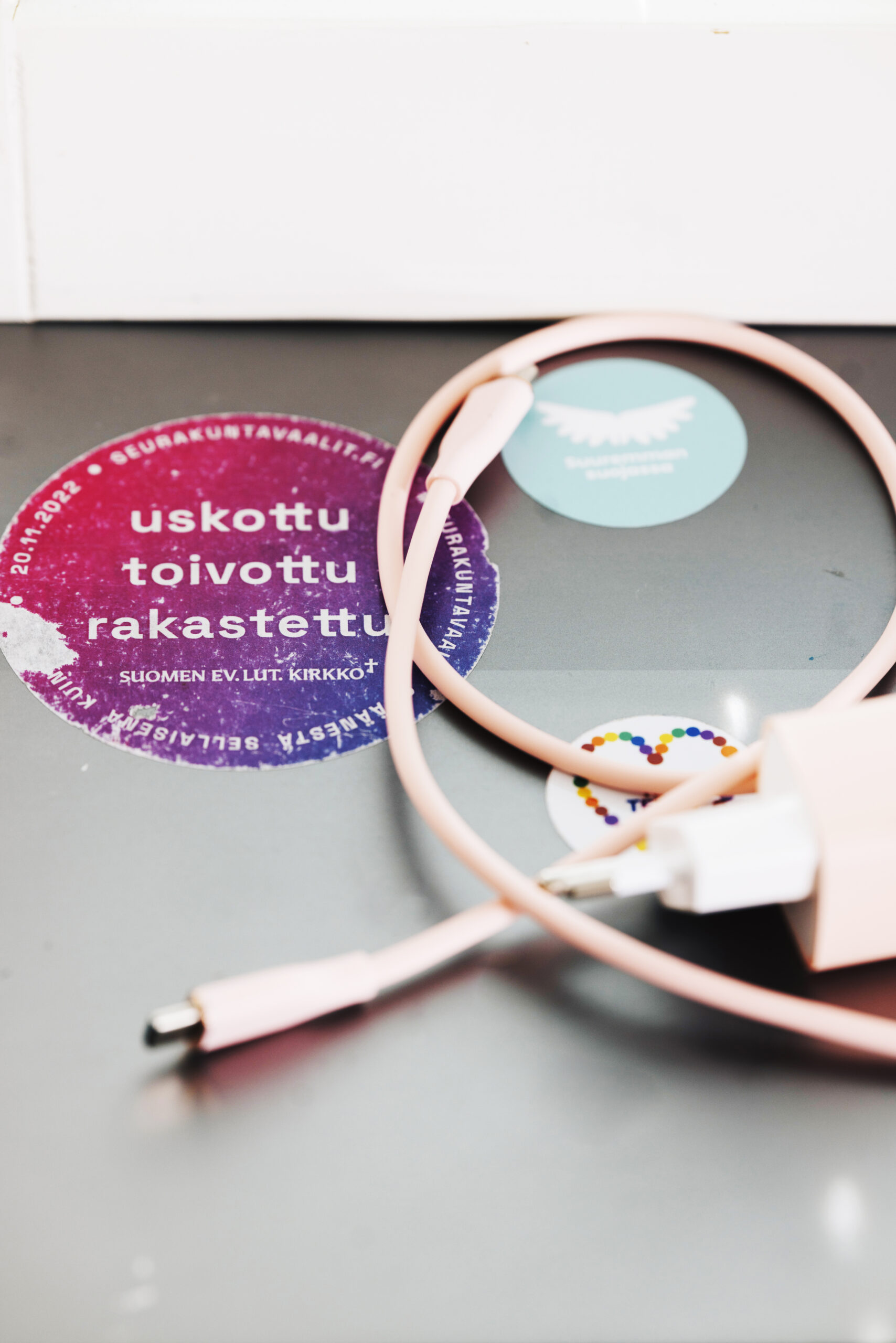 Läppäri, jonka kannessa moninaisuuteen liittyviä tarroja