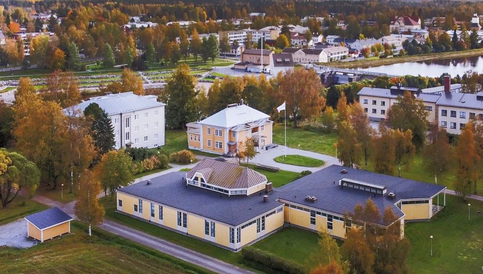 Uusikaarlepyyn kampus ilmasta käsin.