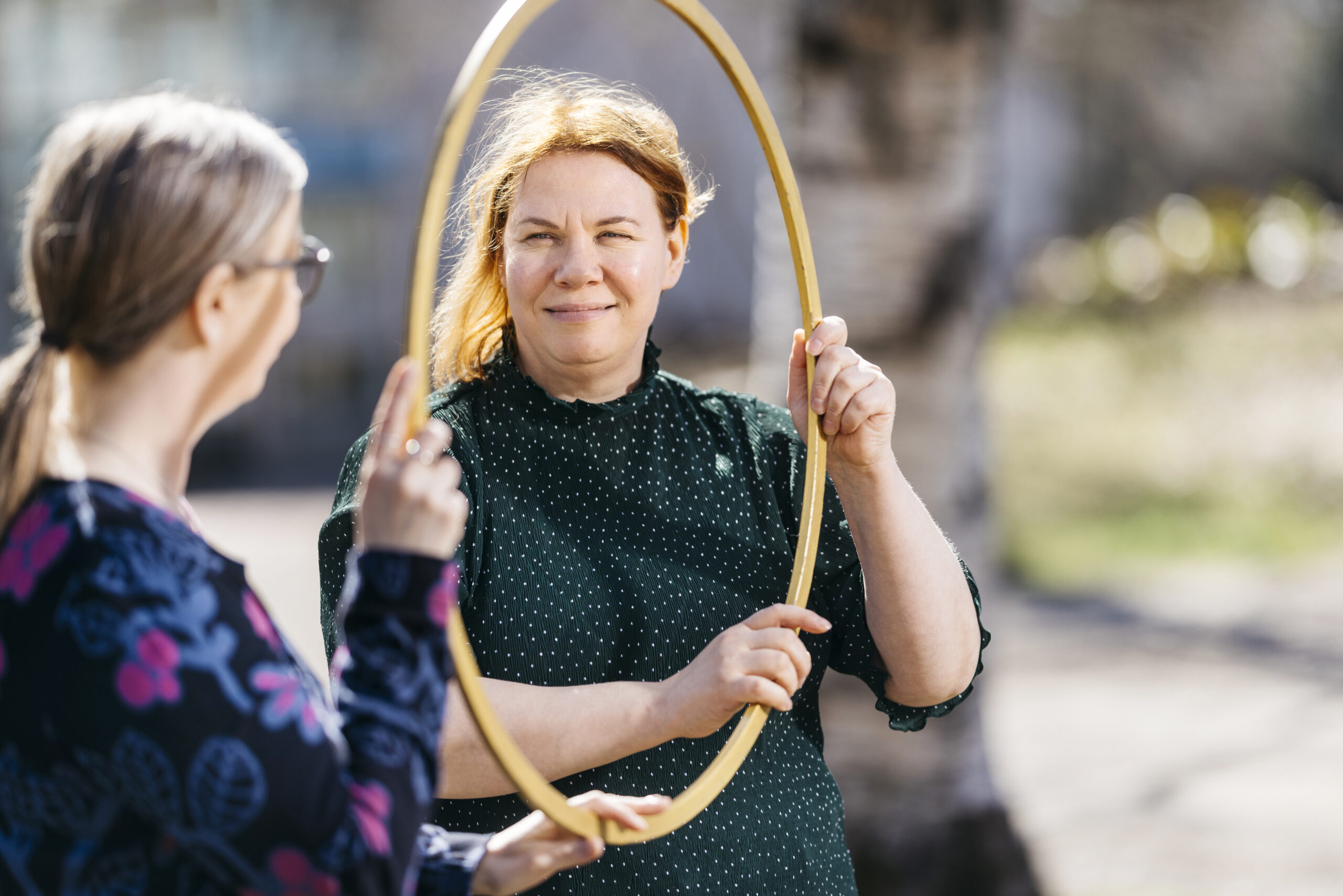 Koulutuksen osallistujia tekemässä harjoitusta