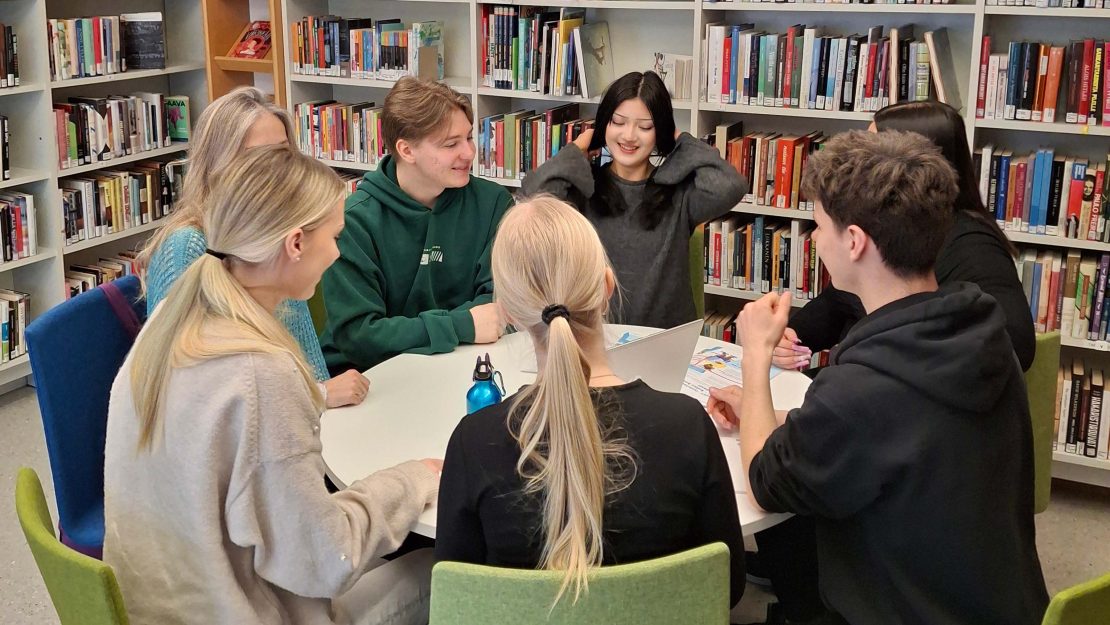 Nuoria opiskelijoita tekemässä ryhmätyötä Järvenpään kampuksen kirjastossa.