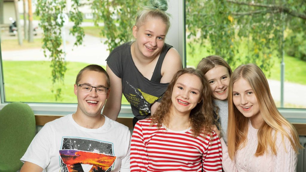 Järvenpään kampuksen opiskelijoita yhteiskuvassa.