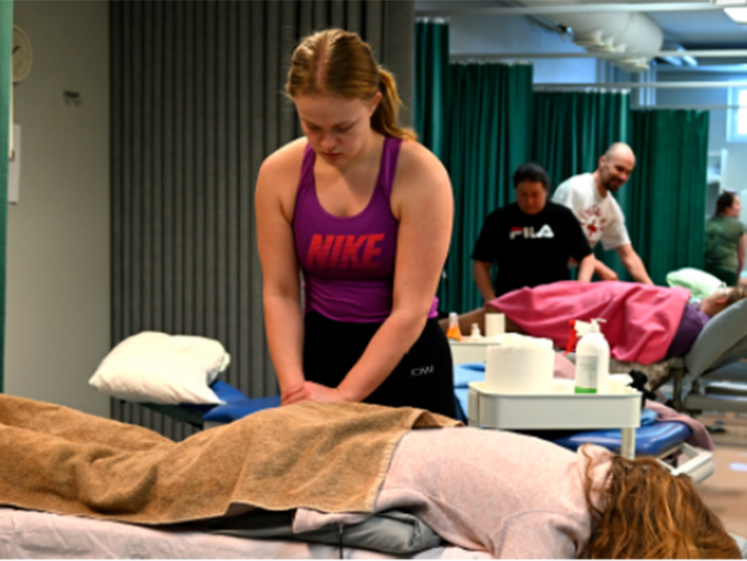 Opiskelija hieroo asiakasta hierojakoulutuksessa STEP-kansanopistossa Kaustisella.