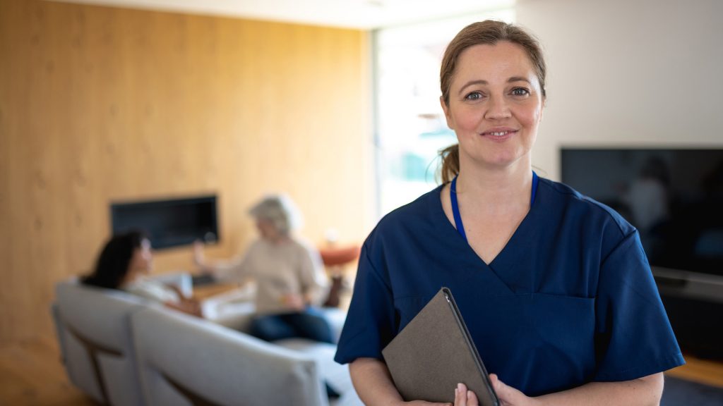 Lähihoitaja työssään hoivapalveluyksikössä.