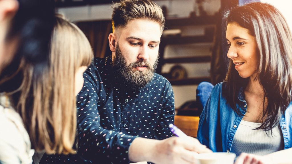 Nuoriso- ja yhteisöohjaaja työssään nuorten parissa.