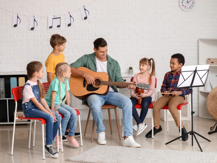 Kirkkomuskari-koulutuksessa opit käyttämään kirkkomuskarilauluja ja -loruja monipuolisesti. Kaustisella 10.-11.5.2023.