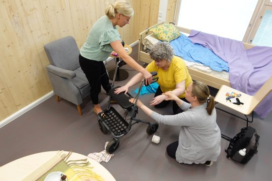 Simulaatiokoulutus, asiakkaan nostaminen ergonomisesti.