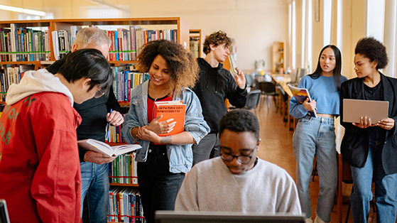 Eri kansallisuuksista koostuvassa ryhmässä nuoria opiskelijoita.
