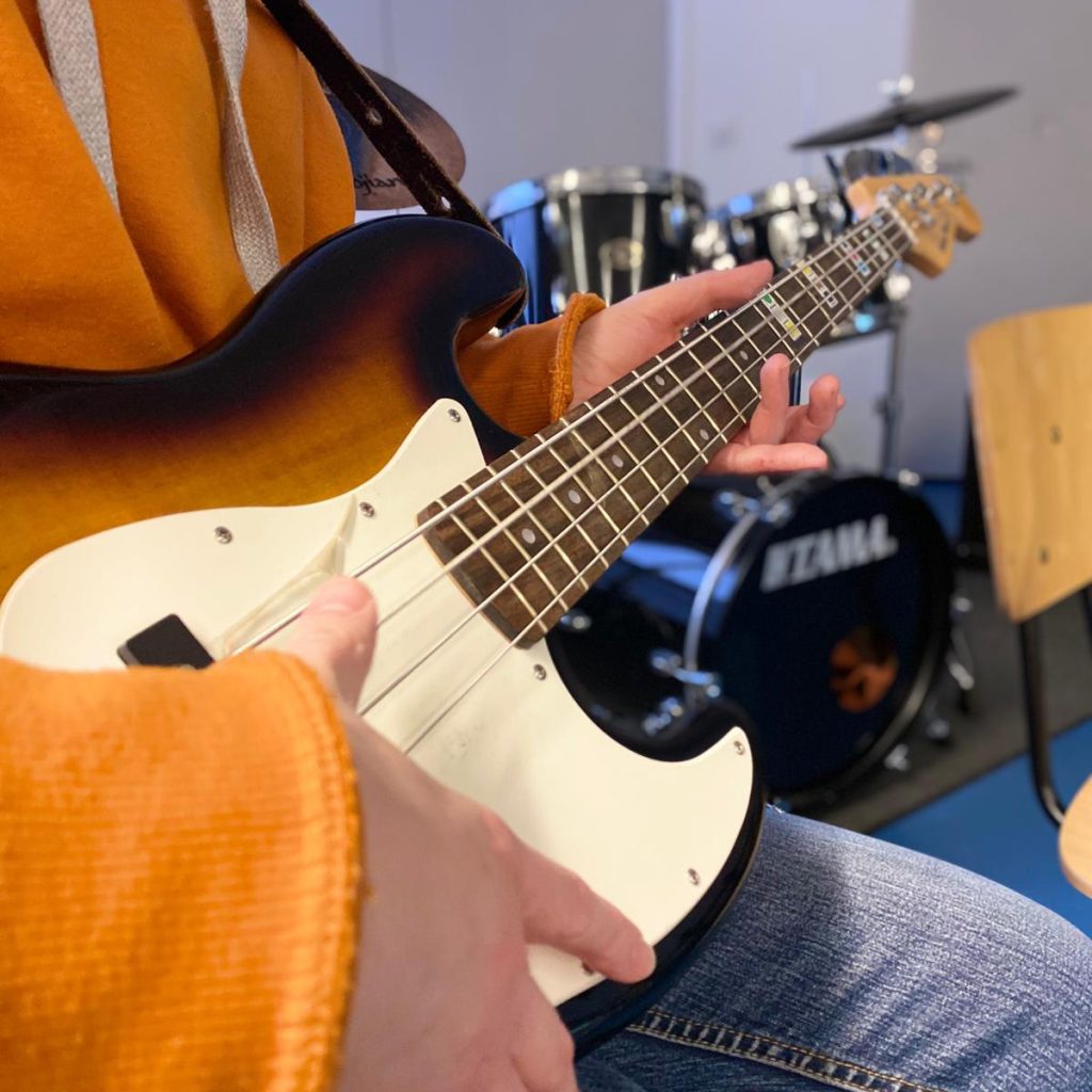 Sähkökitaran soittoa.