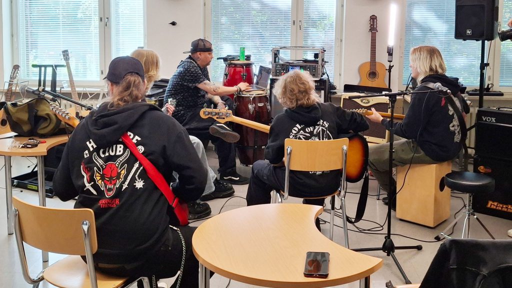 Musalinjan opiskelijat harjoittelevat yhteissoittoa.