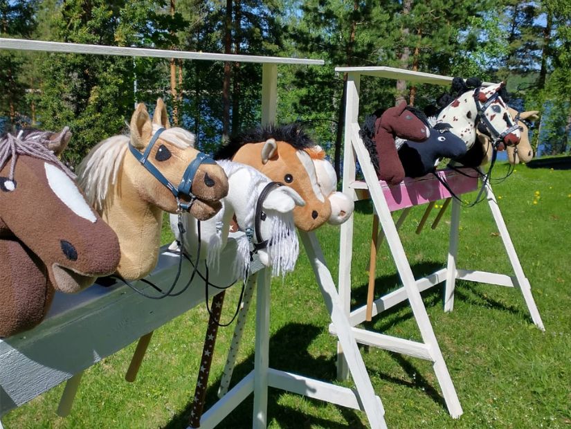 Kuvituskuva keppihevosista