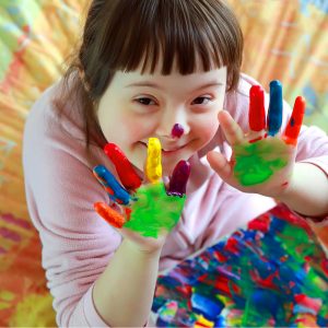 Kuvituskuva tyttö maalaa sormiväreillä