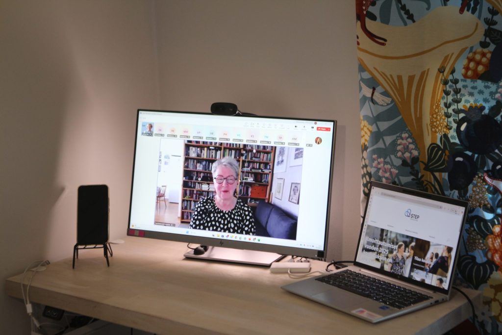 Tietokoneen näyttö, jossa webinaari auki