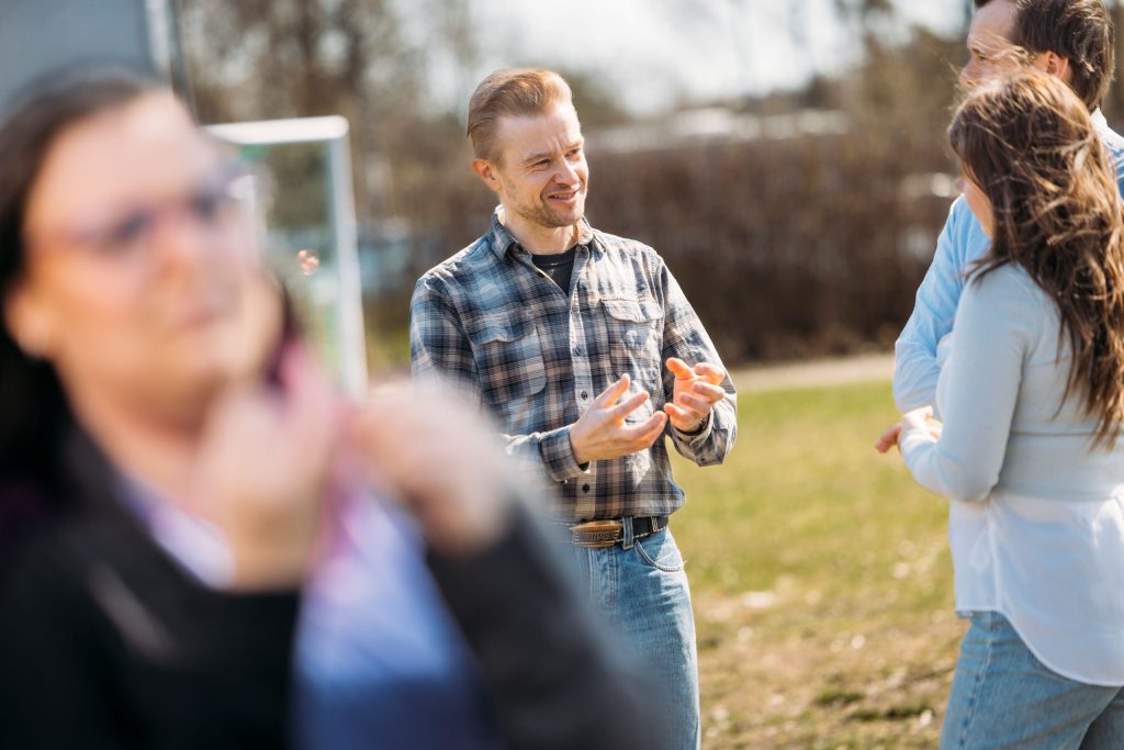 Ihmiset keskustelee ulkona