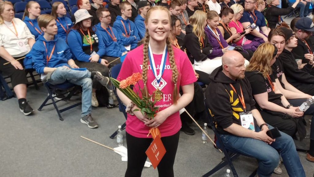 Eveliina Karhu voitti Taitaja 2023 kilpailun lähihoitajalajin.